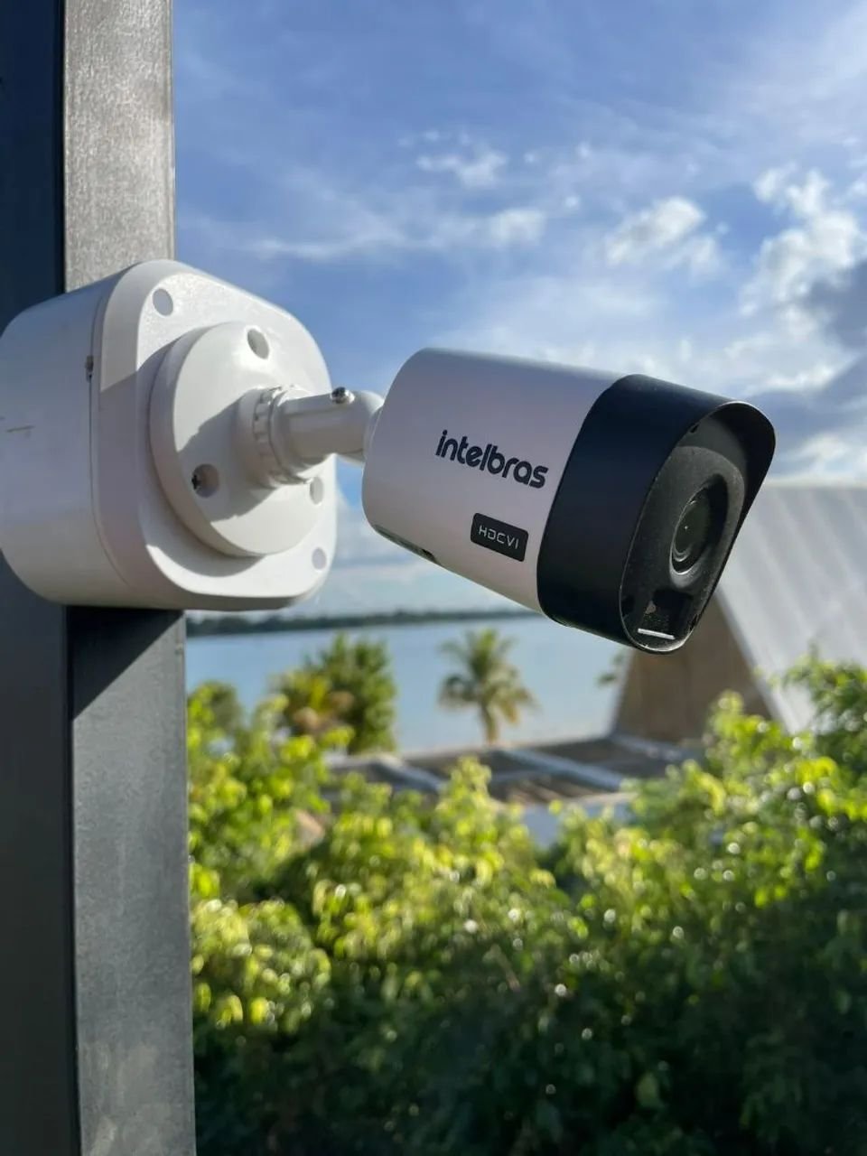 Câmera de segurança externa monitorando o perímetro